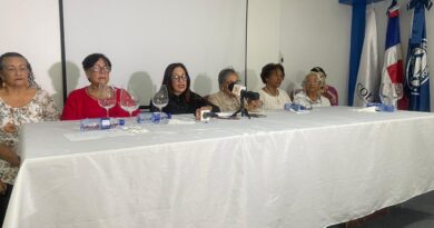 Bioanalistas pensionados demandan aumento y marchan al Palacio Nacional