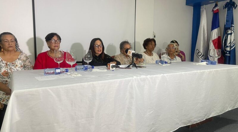 Bioanalistas pensionados demandan aumento y marchan al Palacio Nacional