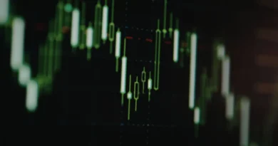 Bolsa chilena baja 0.4% y se acerca a los 10,700 puntos