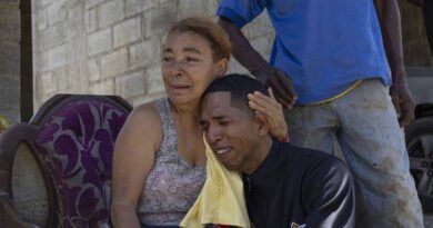 Bombero arriesga su vida y salva a pareja de ahogarse