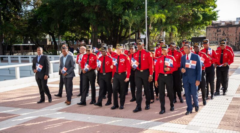 CECCOM celebra 22 años con ofrenda floral en Altar de la Patria