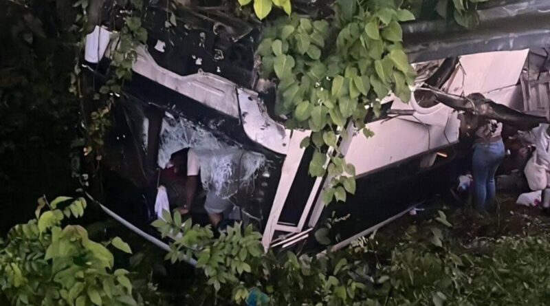 Chocan autobús de pasajeros y yipeta en Samaná; 25 heridos