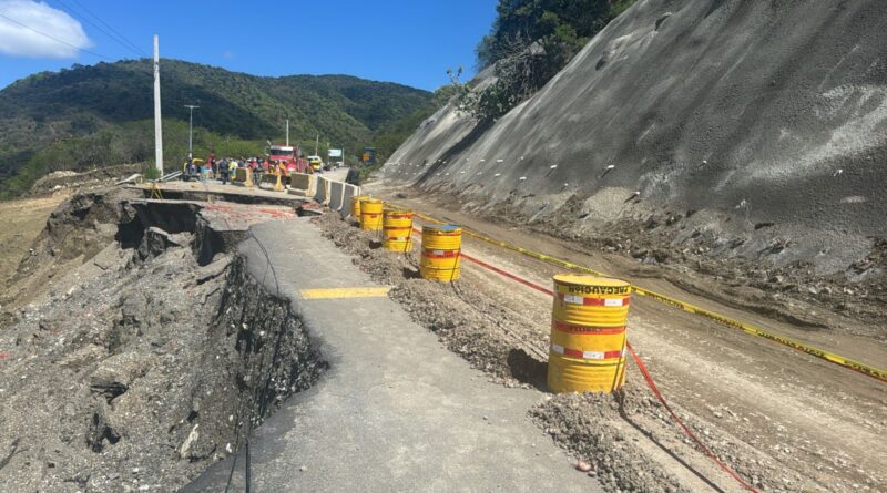 Cierra carretera de Ocoa por construcción de paso provisional