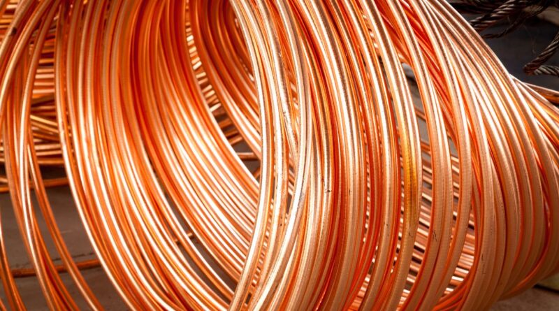Cobre baja por presión del dólar y tensión geopolítica