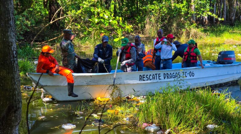 Comunidad y autoridades limpian Laguna La Redonda de desechos