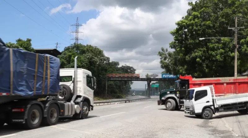 Cruces ilegales y drenaje: imprudencia tensa red vial dominicana