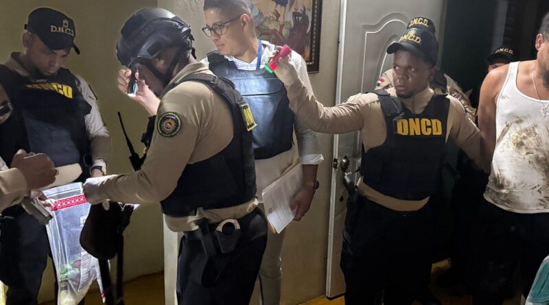 DNCD atrapa a fugitivo en Moca con drogas, arma y dinero