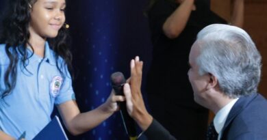 De Camps motiva a docentes a mantener su compromiso educativo