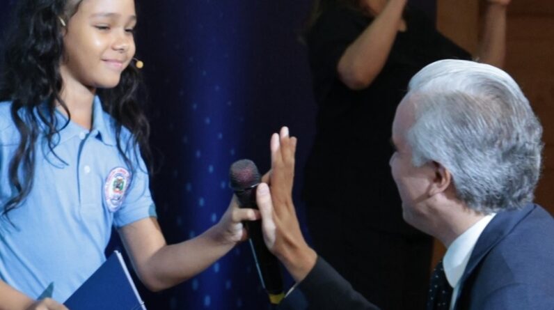 De Camps motiva a docentes a mantener su compromiso educativo