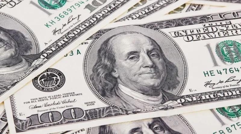 Dólar en Chile baja $10 y peso brilla entre emergentes mientras Trump mira a Irán