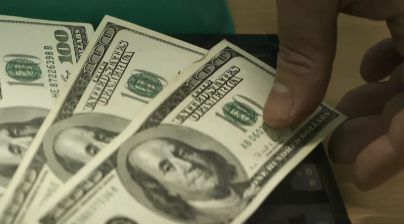 Dólar en Chile sube $10 por tensiones globales y caída del cobre