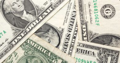 Dólar se mantiene en $886 a la espera de negociaciones EEUU