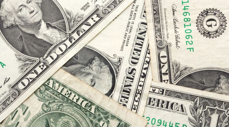 Dólar se mantiene en $886 a la espera de negociaciones EEUU