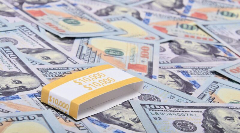 Dólar sube $7 y cierra al alza por tensión externa creciente