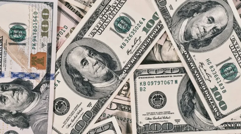 Dólar supera $930 mientras Trump tensa relaciones con Irán