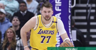 Doncic brilla con 42 puntos mientras LeBron rompe otro récord