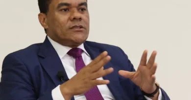Elías Báez critica a Leah Francis por su actitud como embajadora