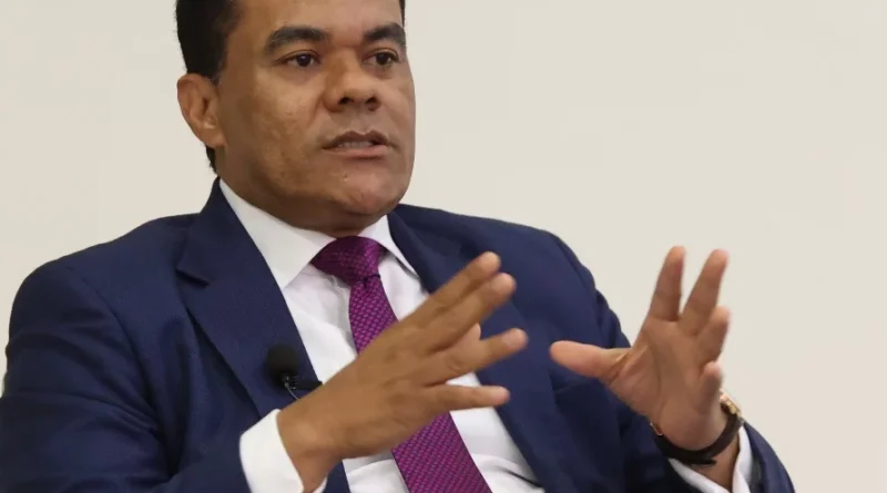 Elías Báez critica a Leah Francis por su actitud como embajadora