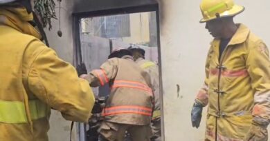 Explosión de celular provoca incendio en vivienda de Villa Montellano