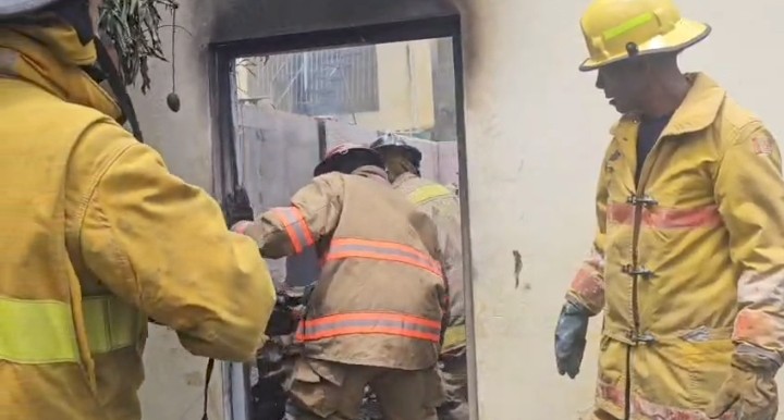 Explosión de celular provoca incendio en vivienda de Villa Montellano