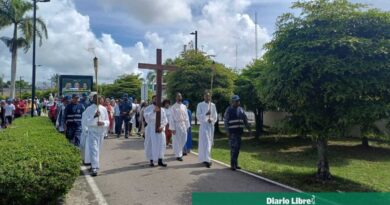 Fieles viven intensa experiencia en viacrucis de Higüey este Viernes Santo
