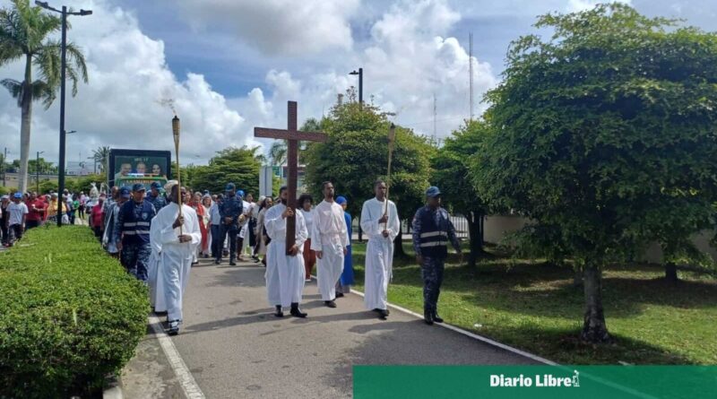 Fieles viven intensa experiencia en viacrucis de Higüey este Viernes Santo