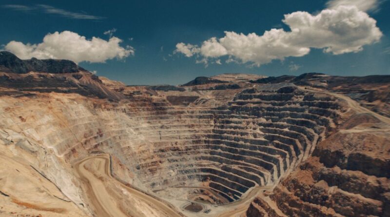 First Andes Silver logra acuerdos cruciales para perforación en Santas Gloria
