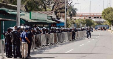 Fuerte despliegue policial en desalojo de Teleofertas en Gómez