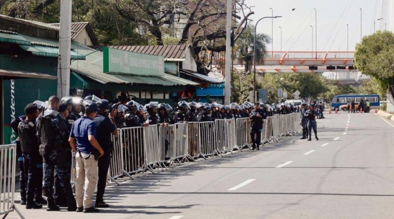 Fuerte despliegue policial en desalojo de Teleofertas en Gómez