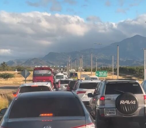 Fuerte tapón en Circunvalación de Baní complica rumbo al Sur