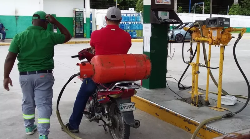 Gobierno congela precios de combustibles para Semana Santa