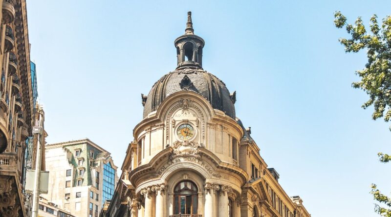 IPSA cae 0,75% y petróleo sube más de 7% tras cierre de Ormuz
