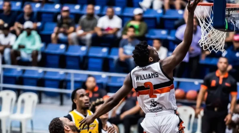Jordan Hall brilla en Metros y mantiene invicto al equipo