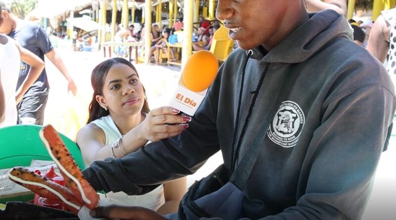 Joven emprendedor vende pinchos en Playa Najayo para estudiar