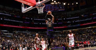 LeBron James hace historia mientras los Sixers sorprenden en Boston