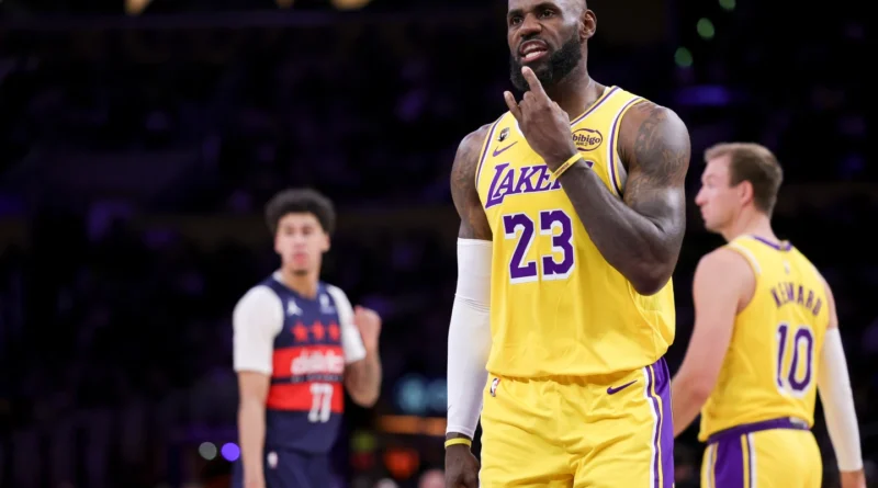 LeBron logra triple