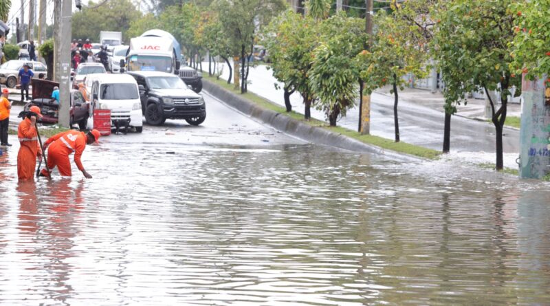 Lluvias en Valverde y Puerto Plata arrastran vehículos y aíslan comunidades
