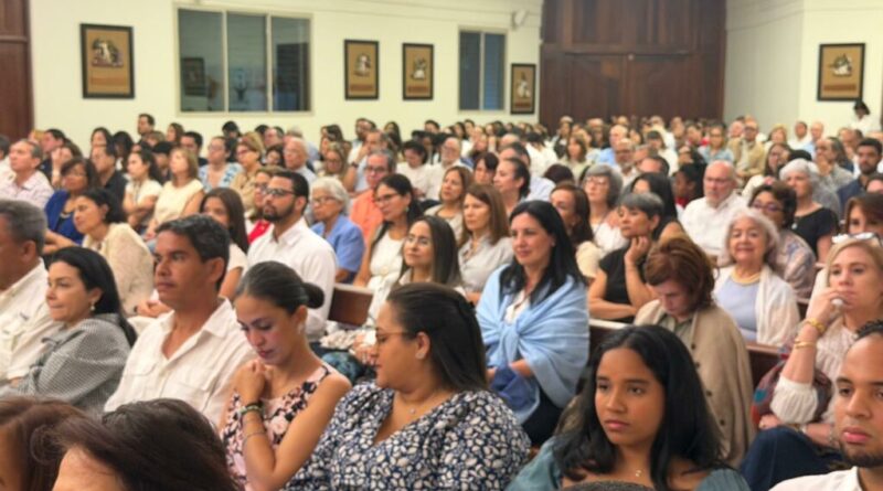 Luz triunfa en Vigilia Pascual con Nuncio Apostólico en SD