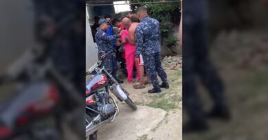 Madre denuncia abuso policial a sus hijos en Montecristi