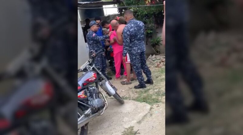 Madre denuncia abuso policial a sus hijos en Montecristi
