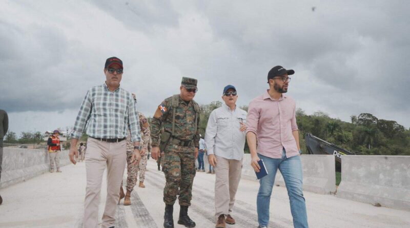 Ministro de Defensa supervisa avance de verja en frontera dominicana