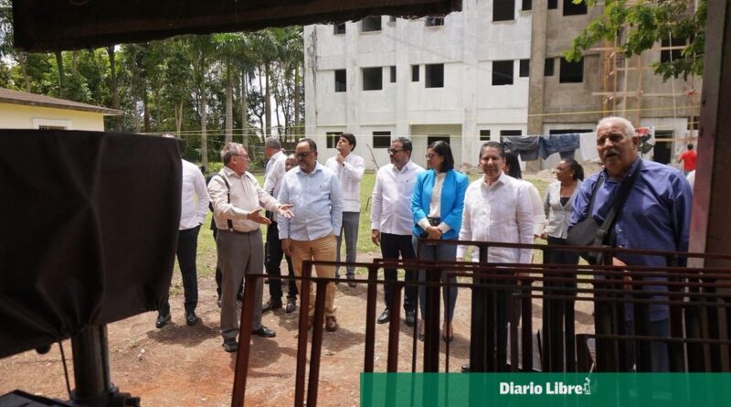 Ministro de Justicia supervisa avances en cárcel de Salcedo