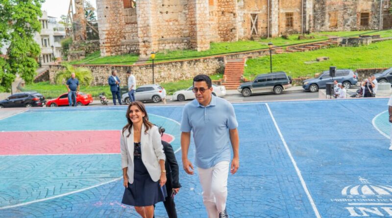 Ministro de Turismo y embajadora de EE.UU. exploran Ciudad Colonial