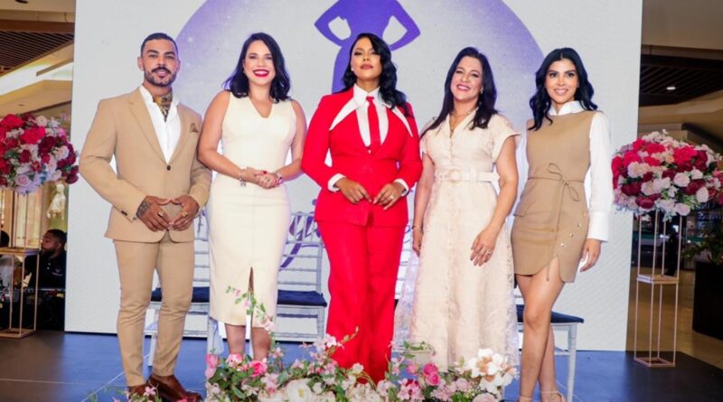 Mujer de Pie conquista el atrio del Downtown Center