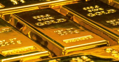 Oro se desploma por fortaleza del dólar y presión del petróleo