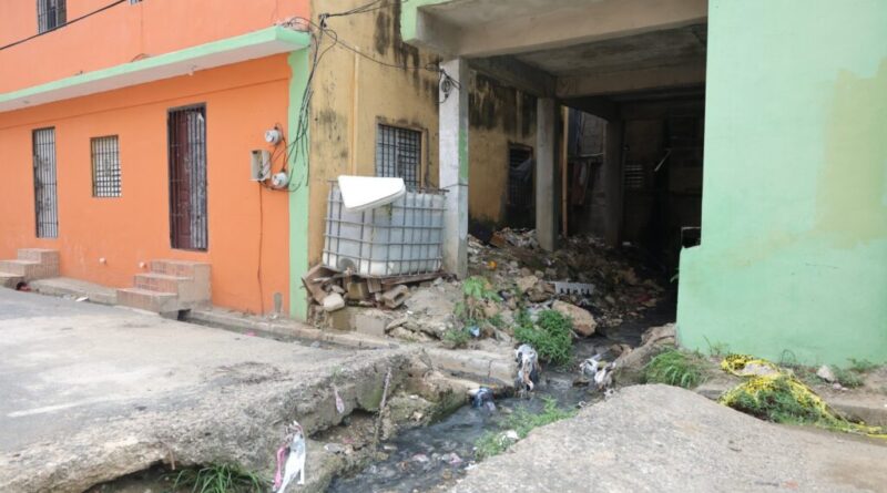 Padre compra leche para su hija en Los Girasoles I, dice comerciante