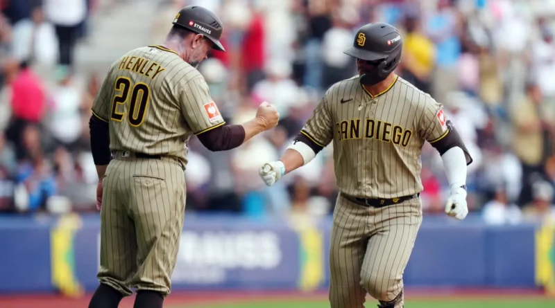 Padres superan a Diamondbacks y dominan la serie en México