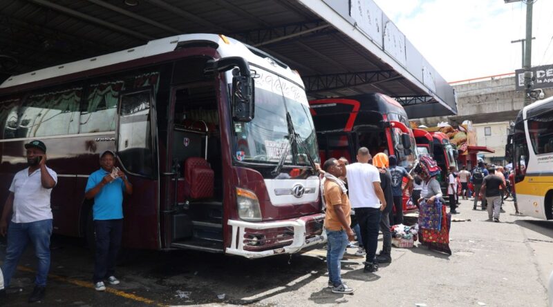 Parada del Sur se desborda y carece de orden en Jueves Santo