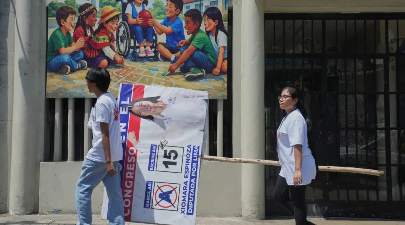 Perú abre colegios un día tarde para 52,000 electores sin voto