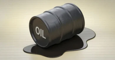 Petróleo baja tras fuerte alza; mercado enfocado en Irán y Ormuz